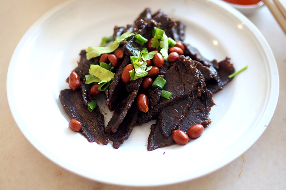 You can also order a plate of sliced beef on its own to complement your meal.