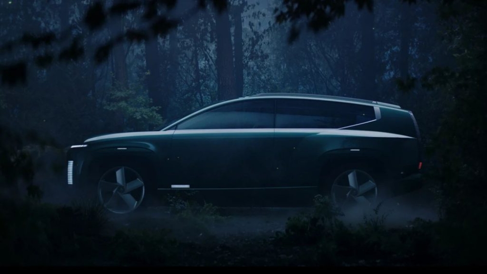 The production EV9 gets a rather boxy design like the concept EV9 which portrays a strong SUV appearance. 