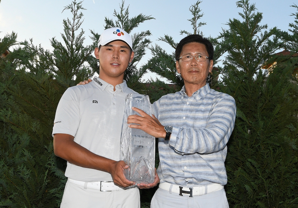 Si Woo Kim with his father Du Ryu Kim after his 2017 PLAYERS Championship win. — Picture courtesy of Getty Images