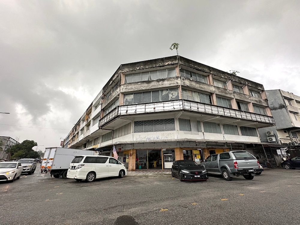 It's not easy to spot this no signboard restaurant but you can see the yellow 'wantan' mee stall sign from the side