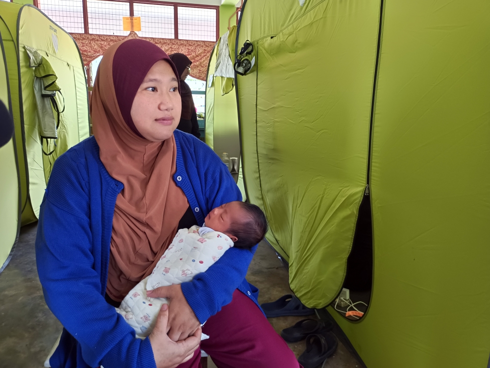 As of this morning, a total of 43,007 flood victims in Johor, Melaka and Pahang were still housed at relief centres, and Batu Pahat was the worst affected district with 27,774 evacuees. — Bernama pic