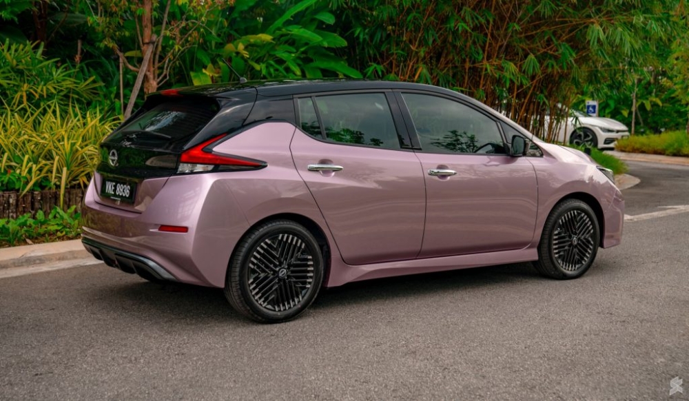 The Nissan Leaf 2023 in Opera Mauve