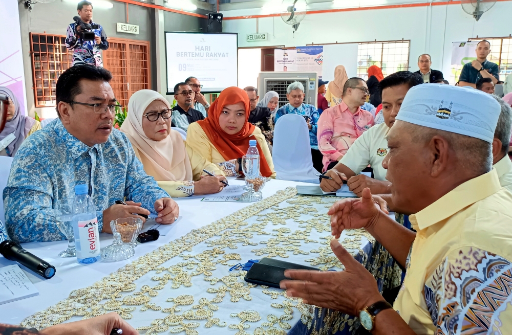 Melaka Chief Minister Datuk Seri Sulaiman Md Ali (left) speaks to participants of the Meet the People Day programme at the Development and Coordination Committee of the Pengkalan Batu state constituency in Melaka March 9, 2023. — Bernama pic
