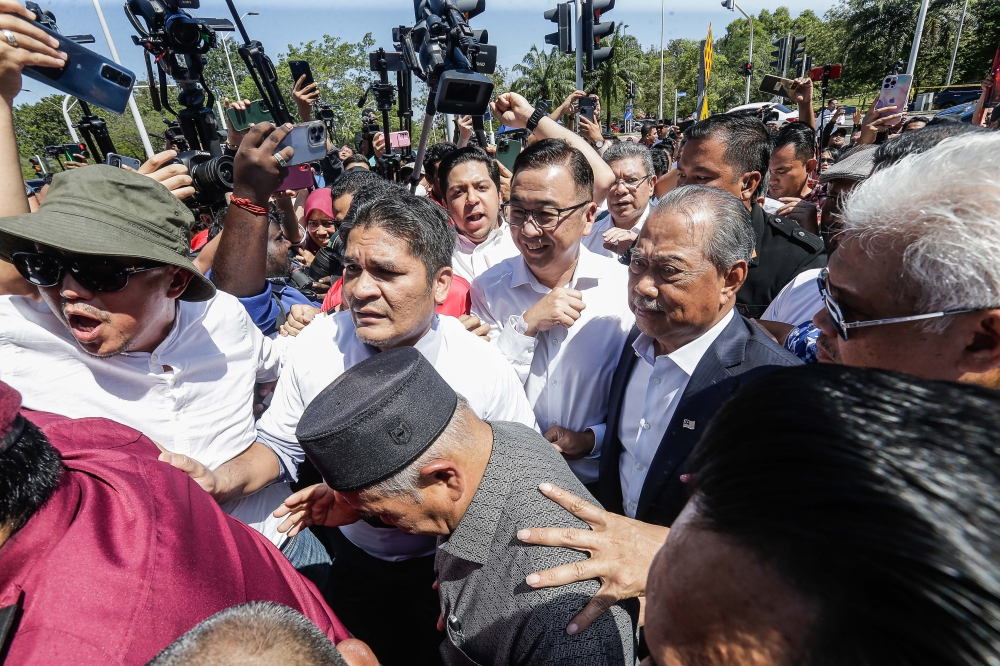 Perikatan Nasional chairman Tan Sri Muhyiddin Yassin arrives at the MACC headquarters in Putrajaya March 9, 2023. ― Picture by Sayuti Zainudin