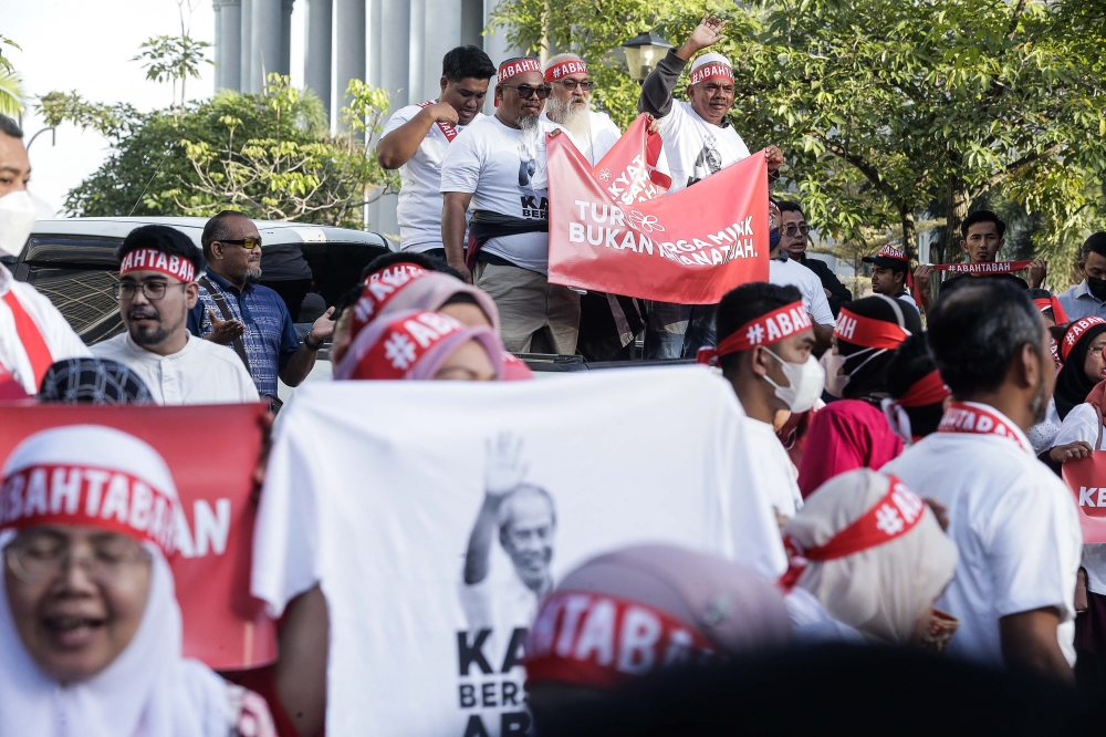 Supporter gathers in solidarity for Perikatan Nasional Chairman Tan Sri Muhyiddin Yassin who arrives at the Kuala Lumpur Court Complex March 10, 2023. — Picture by Sayuti Zainudin