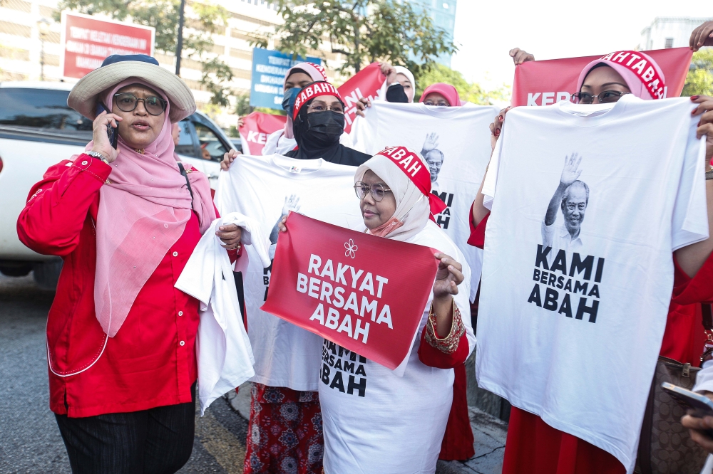 Supporter gathers in solidarity for Perikatan Nasional Chairman Tan Sri Muhyiddin Yassin who arrives at the Kuala Lumpur Court Complex March 10, 2023. — Picture by Sayuti Zainudin