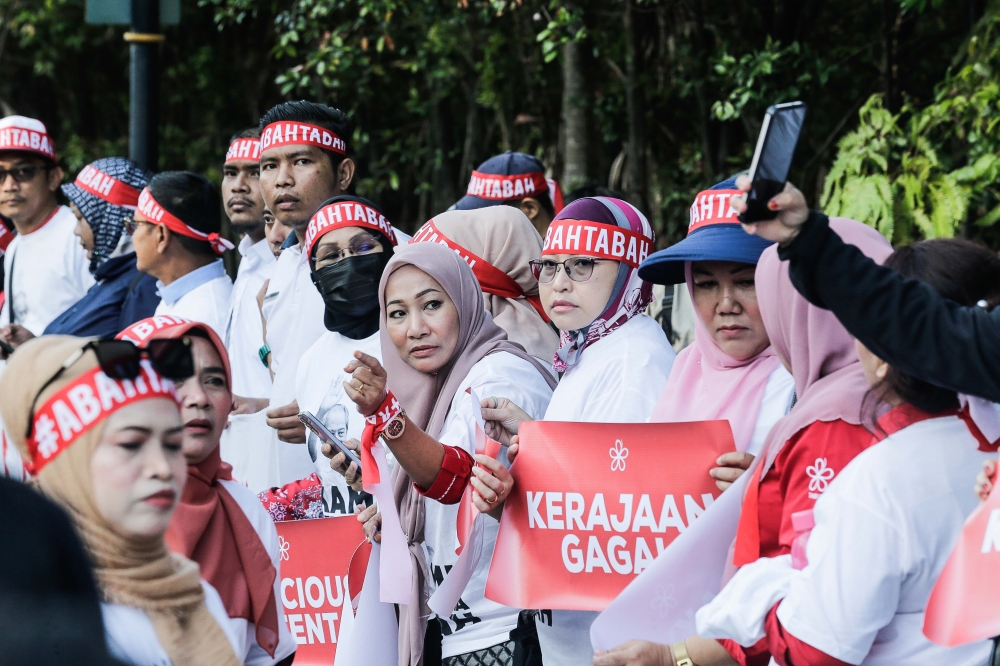 Supporter gathers in solidarity for Perikatan Nasional Chairman Tan Sri Muhyiddin Yassin who arrives at the Kuala Lumpur Court Complex March 10, 2023. — Picture by Sayuti Zainudin
