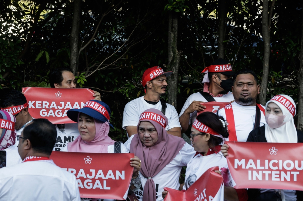 Supporter gathers in solidarity for Perikatan Nasional chairman Tan Sri Muhyiddin Yassin who arrives at the Kuala Lumpur Court Complex March 10, 2023. — Picture by Sayuti Zainudin