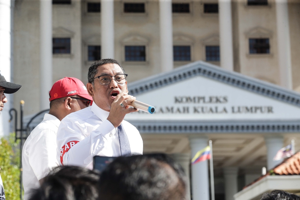 Perikatan Nasional deputy president Datuk Seri Ahmad Faizal Azumu speaks to supporters of Tan Sri Muhyiddin Yassin outside the Kuala Lumpur Court Complex in Kuala Lumpur March 10, 2023. — Picture by Sayuti Zainudin