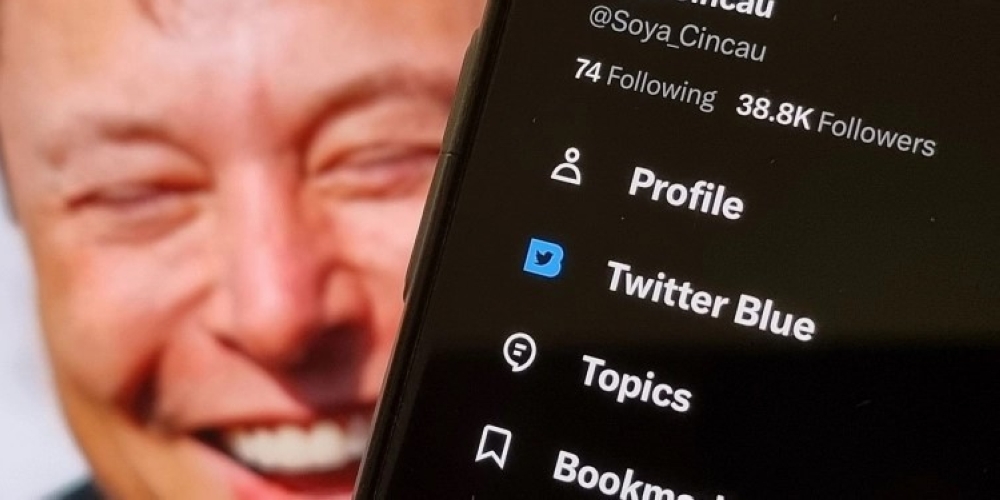Under the helm of Elon Musk, Twitter users are able to get the verified blue tick on their profile by signing up for a Twitter Blue subscription fee. — All SoyaCincau pic