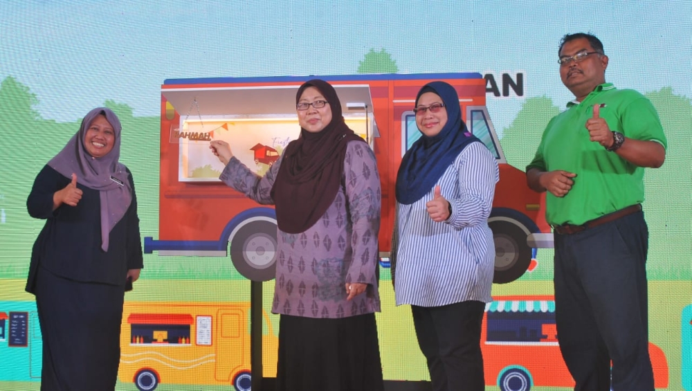 Domestic Trade and Cost of Living Deputy Minister Fuziah Salleh (2nd left) launched the Rahmah Kasih Sayang Food Truck Fiesta at the Angsana Mall in Johor Baru March 10, 2023. — Picture by Ben Tan