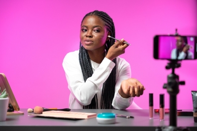 TikTok beauty: A foolproof tip to avoid makeup marks on outfits (Online video)