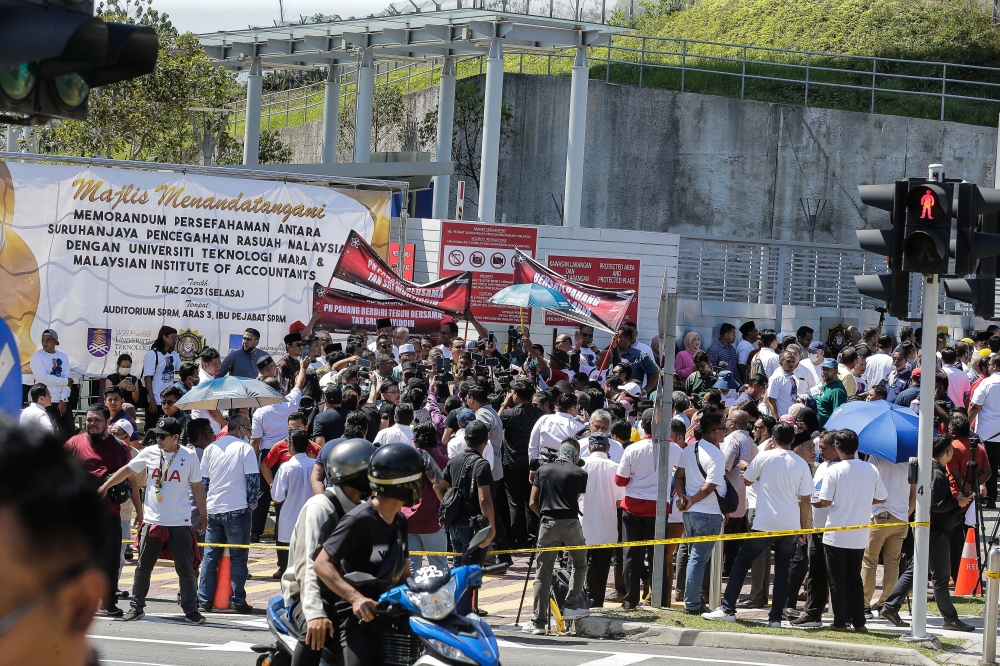 Supporters of Perikatan Nasional Chairman Tan Sri Muhyiddin Yassin gather outside the compound of the MACC headquarters in Putrajaya March 9, 2023. — Picture by Sayuti Zainudin