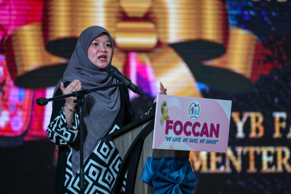 Education minister Fadhlina Sidek delivers a speech during a Back-to-School programme organised by Persatuan Sahabat Kanak-Kanak Cancer in Bukit Mertajam March 11, 2023. — Bernama pic