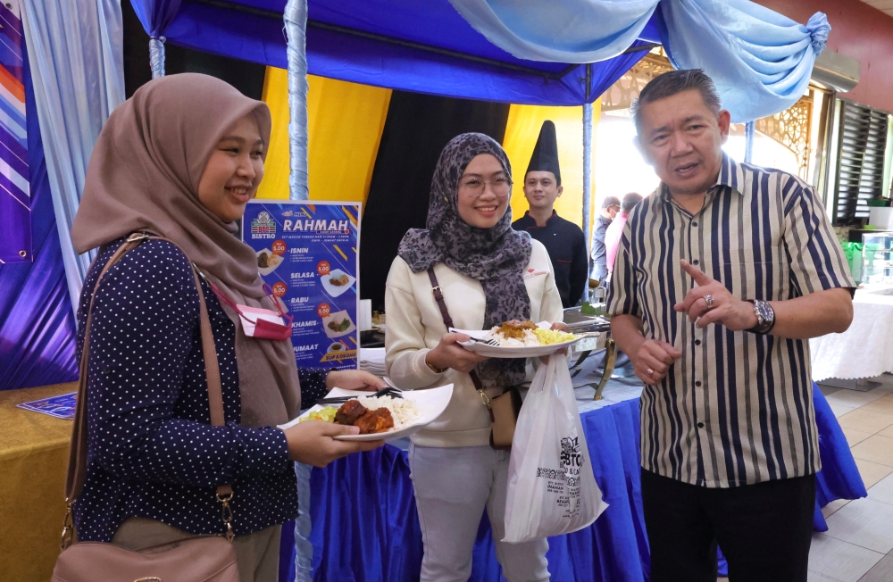 — Domestic Trade and Cost of Living Minister Datuk Seri Salahuddin Ayub said that as of today a total of 1,531 business premises have registered to implement the Menu Rahmah initiative and the number is expected to continue to increase. — Bernama pic