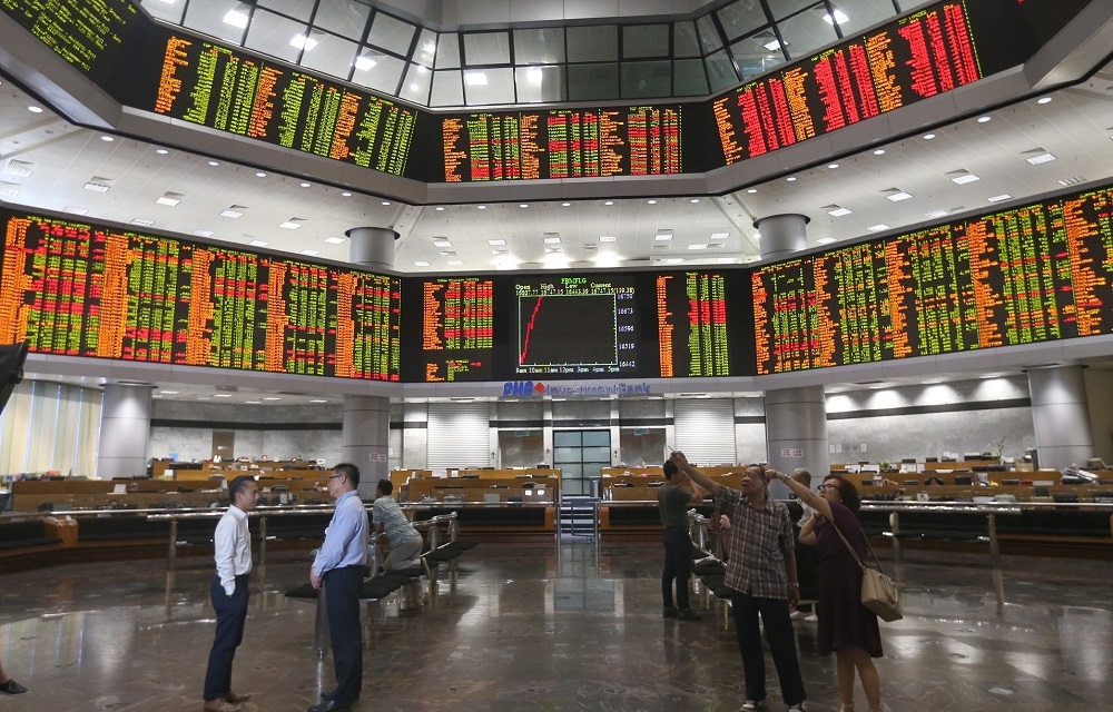 At 9.10am, the benchmark FTSE Bursa Malaysia KLCI (FBM KLCI) fell 19.08 points to 1,414.00 from Friday’s close of 1,433.08. — Picture by Razak Ghazali