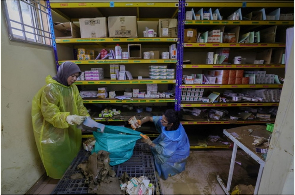 State Health and Unity Committee chairman Ling Tian Soon said the entire Chaah clinic’s facility was severely damaged where its assets and medical records were lost due to the floods. — Bernama pic