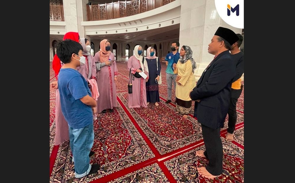 Youth and Sports Minister Hannah Yeoh said the Jom Ziarah programme's visit to the Federal Territory Mosque and Gurdwara Sahib Shah Alam was attended by eight Chinese and Indian youths. Picture courtesy of Facebook/Impact Malaysia