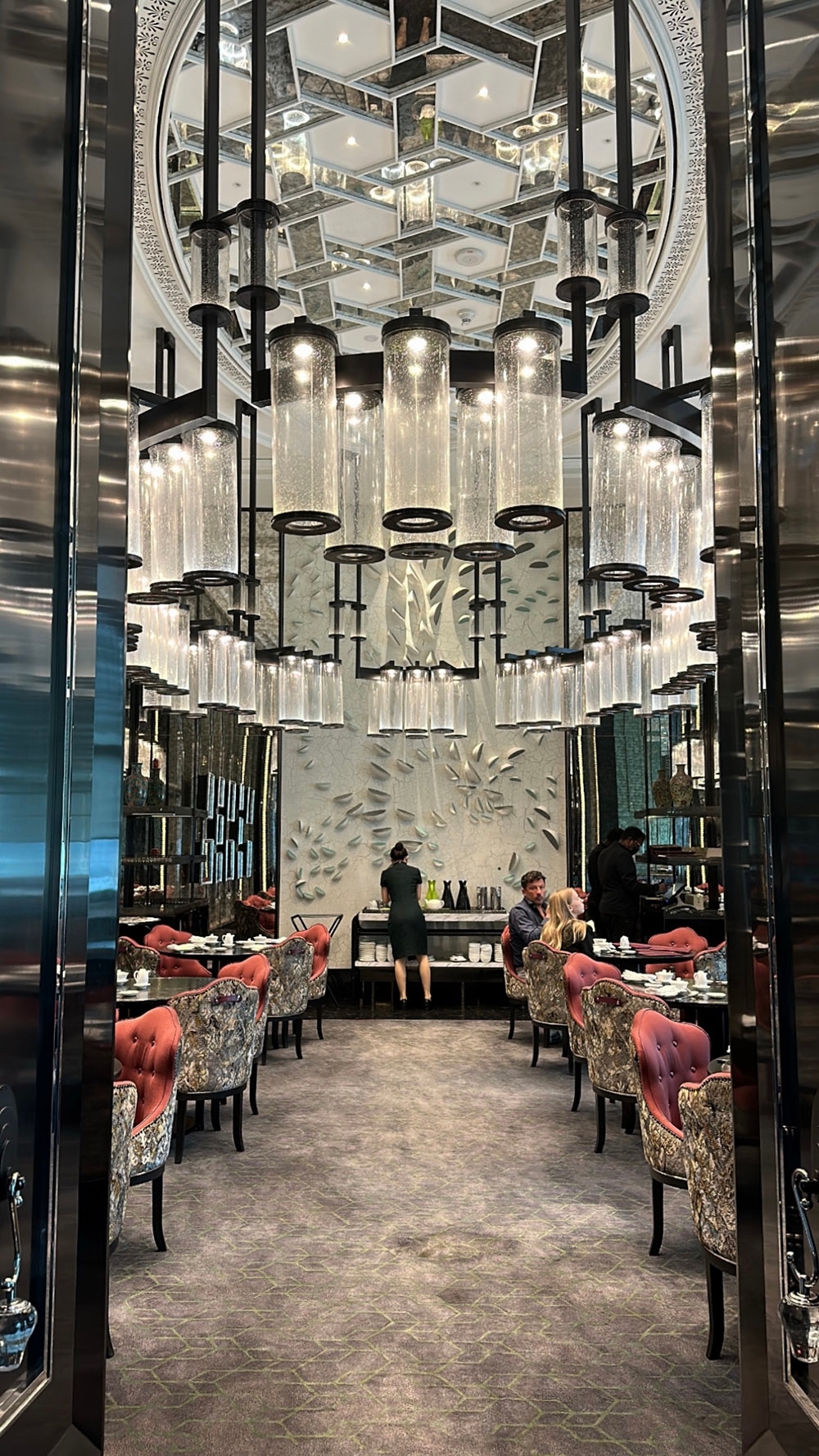 Whether it's a restaurant located in a hotel or a coffee shop, banning reviews is totally unenforceabe.