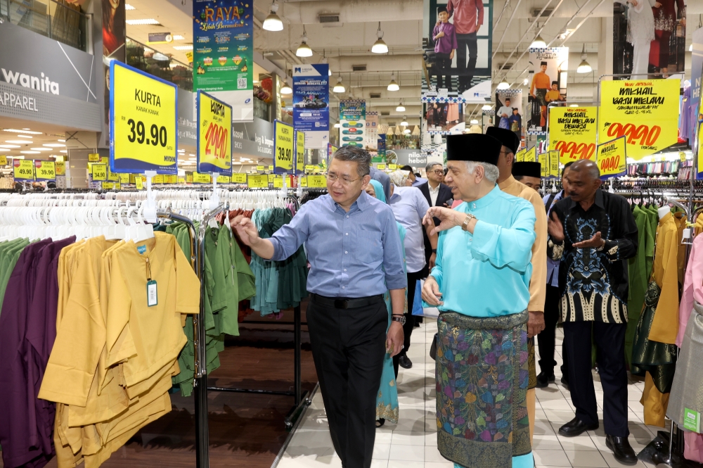 Domestic Trade and Cost of Living Minister Datuk Seri Salahuddin Ayub looks Hari Raya outfits on sale at a campaign at Mydin Subang Jaya March 15, 2023. — Bernama pic