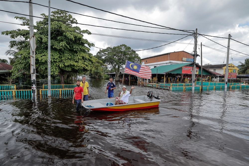 Parit Sulong residents are seen during the flood in Batu Pahat March 9, 2023. — Bernama pic