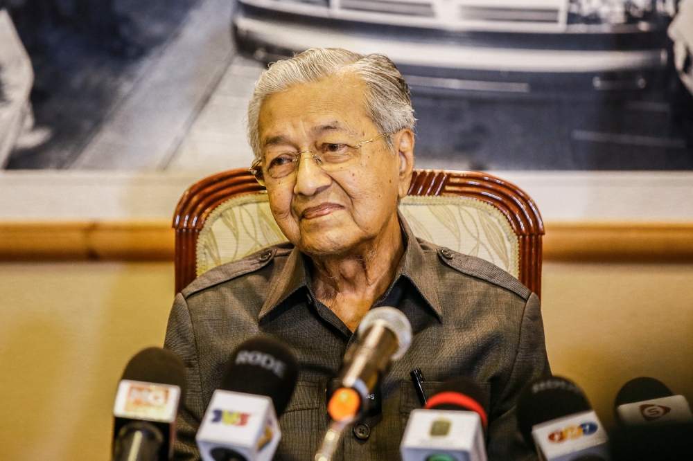According to a report, Tun Dr Mahathir Mohamad wants Putra to form an anti-corruption coalition to run in the 16th general election (GE16) due in five years’ time. ― Picture by Hari Anggara