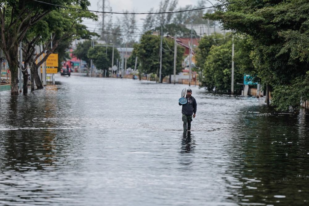 According to a statement from the State Disaster Management Committee (JPBN), three districts ― Batu Pahat, Segamat and Muar ― are still affected by the floods involving 8,992 families placed at 107 temporary relief centres. — Bernama pic