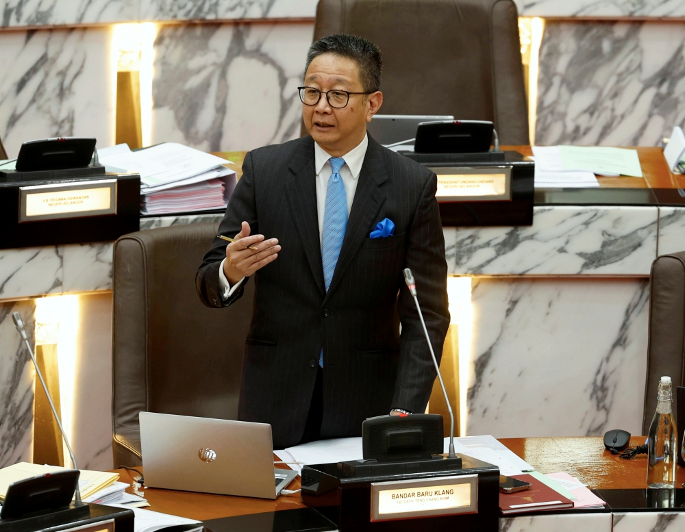 Selangor Standing Committee on Investment, Trade, Industry and Small and Medium Industries chairman Datuk Teng Chang Khim speaks during the Selangor State Legislative Assembly sitting in Shah Alam March 16, 2023. — Bernama pic