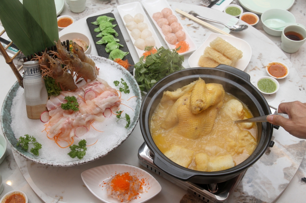 For March and April, relish hotpot with various broths or a selection of other ingredients to enjoy
