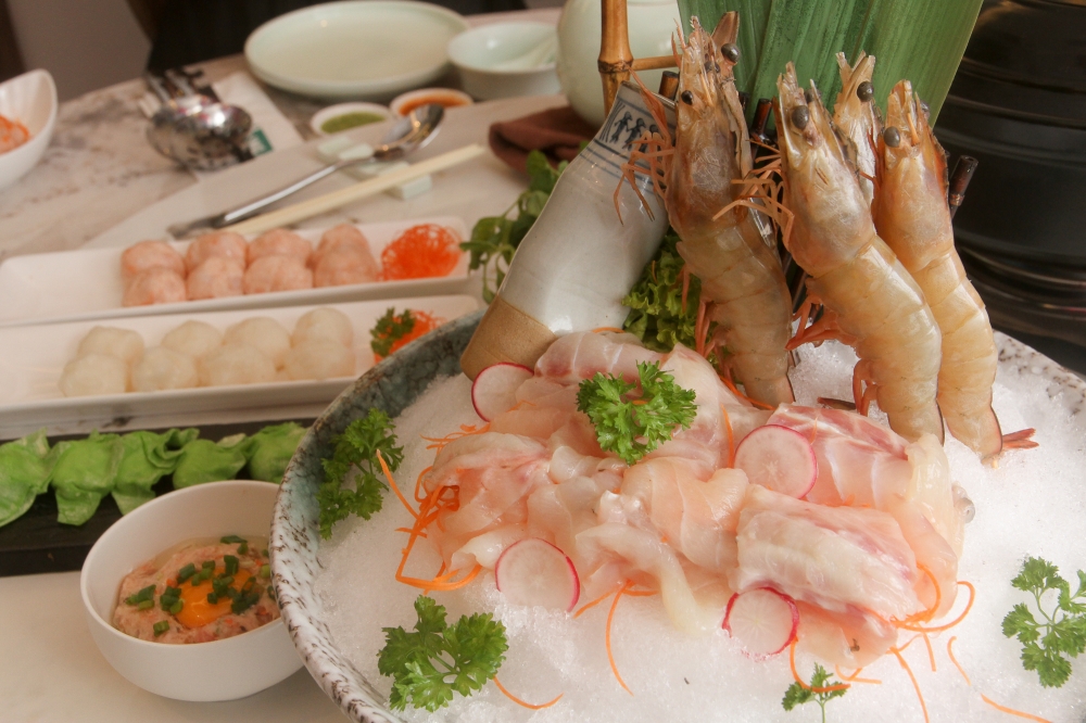 You can also order various seafood like fresh prawns and giant garoupa fish fillets to add to your hotpot