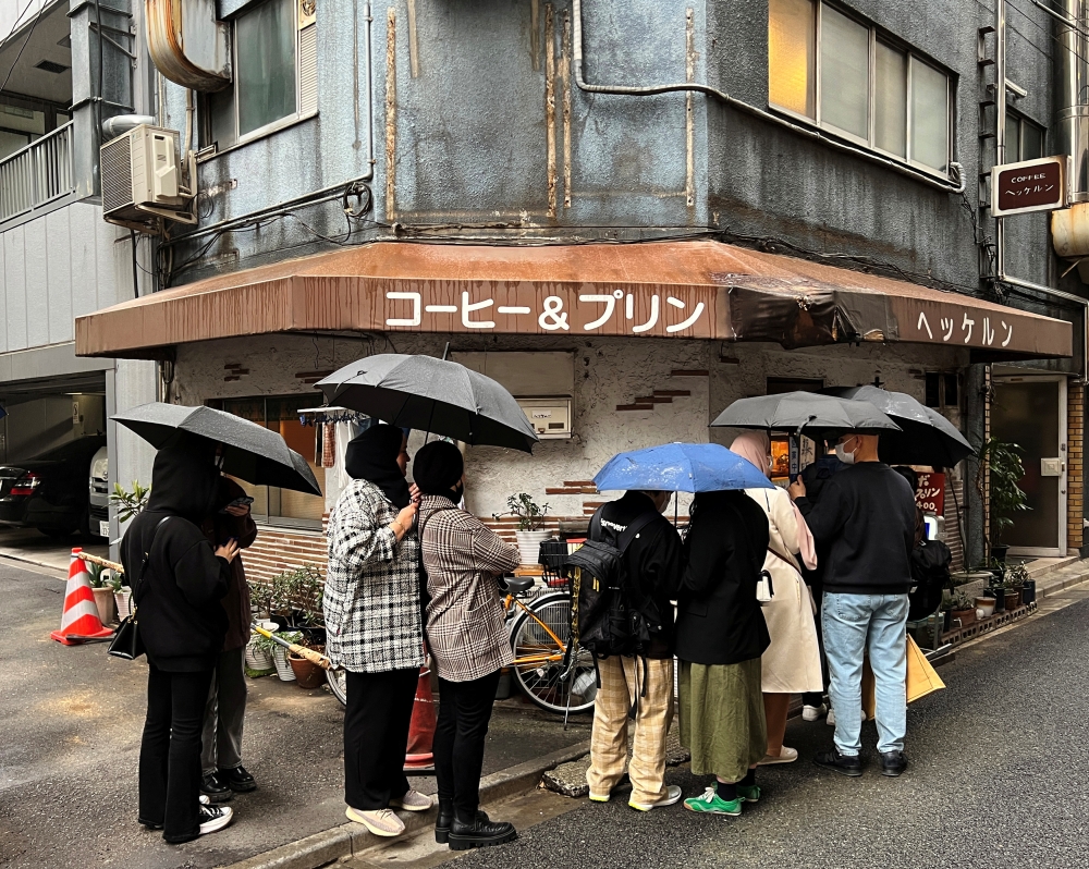 Customers line up in front of Shizuo Mori’s Heckeln coffee shop in Tokyo. — Reuters pic