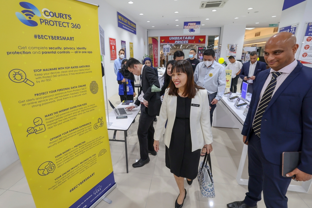 Communications and Digital Deputy Minister Teo Nie Ching  at the launch of the #BeCyberSmart cybersecurity campaign and PROTECT 360, an all-in-one network security solution application, in Sepang March 17, 2023. — Bernama pic