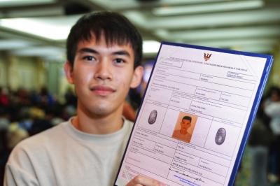 Man obtains temporary identification document after 20 years of being stateless in Sarawak - Vimarsana News