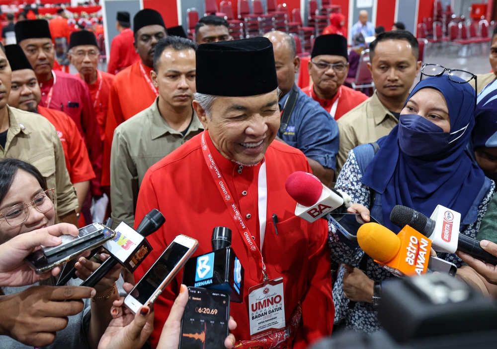 BN chairman Datuk Seri Ahmad Zahid Hamidi, who is Umno president, said Selangor Menteri Besar Datuk Seri Amirudin Shari’s statement on this matter was consistent with the formation of the unity government at the federal level. — Bernama pic