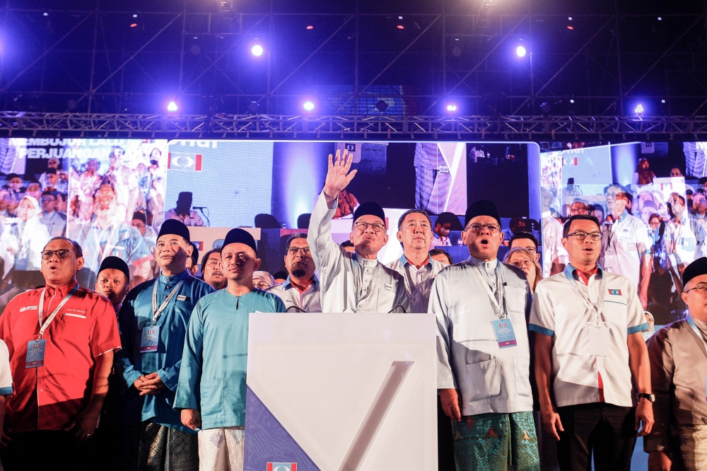 PKR president Datuk Seri Anwar Ibrahim along with all party members sing the party anthem during the Special PKR Congress at Malawati Stadium March 18, 2023. — Picture by Sayuti Zainudin