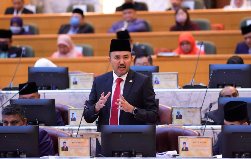 Johor Housing and Local Government Committee chairman Datuk Mohd Jafni Md Shukor speaks during the Johor state assembly at Bangunan Sultan Ismail, Kota Iskandar December 5, 2022. — Bernama pic