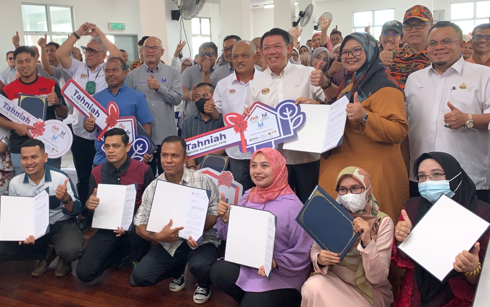 Local Government Development Minister Nga Kor Ming (4th right) poses for a picture with recipients of PPR Machang and Batang Merbau offer letters and keys for the rent-to-own housing scheme (RTO) in Machang March 19, 2023. — Bernama pic