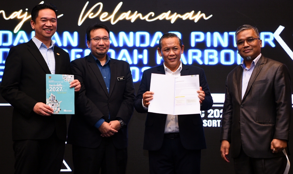 Negeri Sembilan Menteri Besar Datuk Seri Aminuddin Harun (2nd right) poses for a picture at the launch of the Seremban Smart and Low Carbon City Action Plan 2027 in Seremban March 20, 2023. Also present is Seremban Mayor Datuk Masri Razali (right). — Bernama pic 