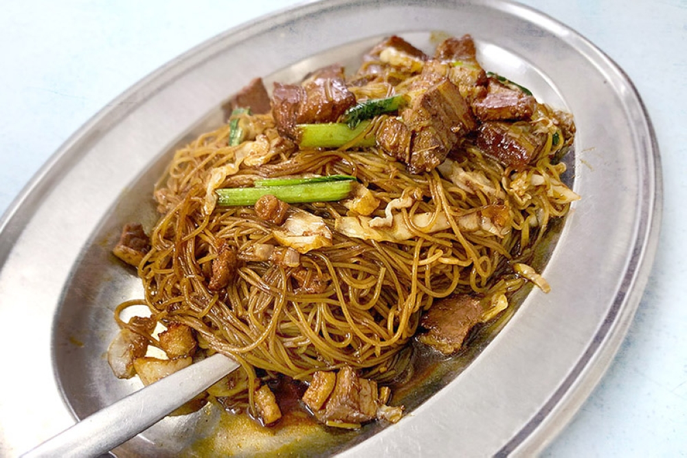 'Chao tong fun' or fried glass noodles (rice vermicelli).
