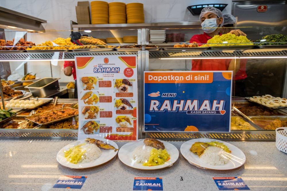Continuing the 'Rahmah' initiative to his current ministry, Salahuddin said he decided to call a meeting with the local restaurant associations to propose that they offer meals at RM5 or cheaper that more people could afford. ― Picture by Firdaus Latif