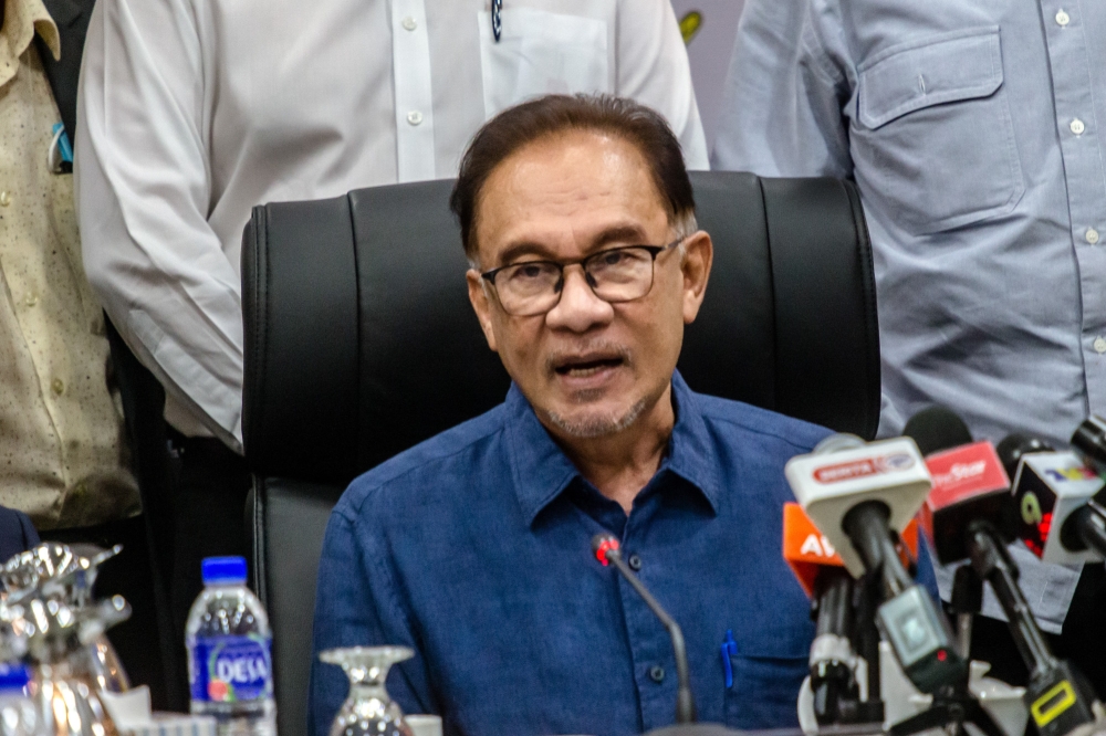 Prime Minister Datuk Seri Anwar Ibrahim says accusations claiming Bagan MP Lim Guan Eng had done so when he was finance minister during the Pakatan Harapan (PH) administration were not true. ― Picture by Firdaus Latif