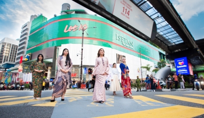 Busy crosswalk of Bukit Bintang turned into glamorous fashion runway by e-commerce company Lazada - Vimarsana News
