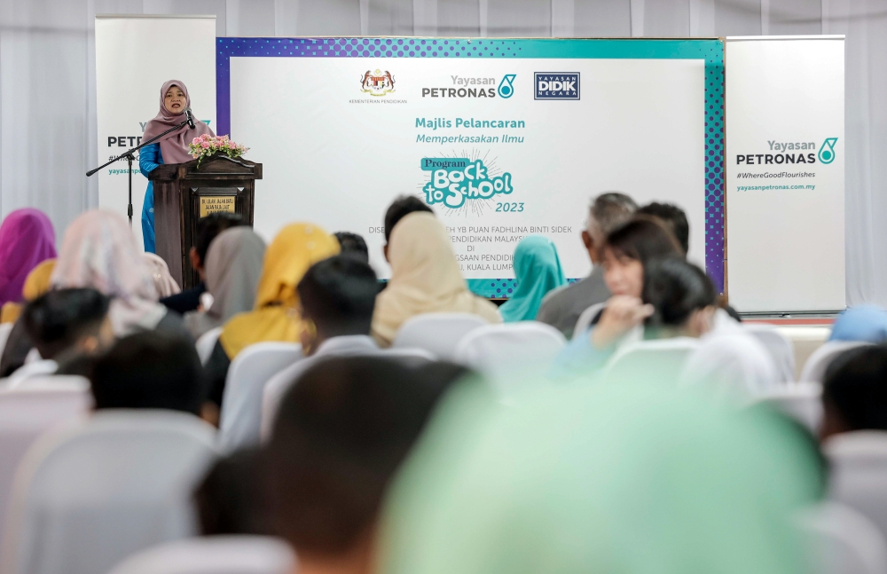 Education Minister Fadhlina Sidek speaks during the handover ceremony of Yayasan Petronas 2023 Back to School Packs at Sekolah Pendidikan Khas Jalan Batu (L) in Kuala Lumpur March 22, 2023. ― Bernama pic