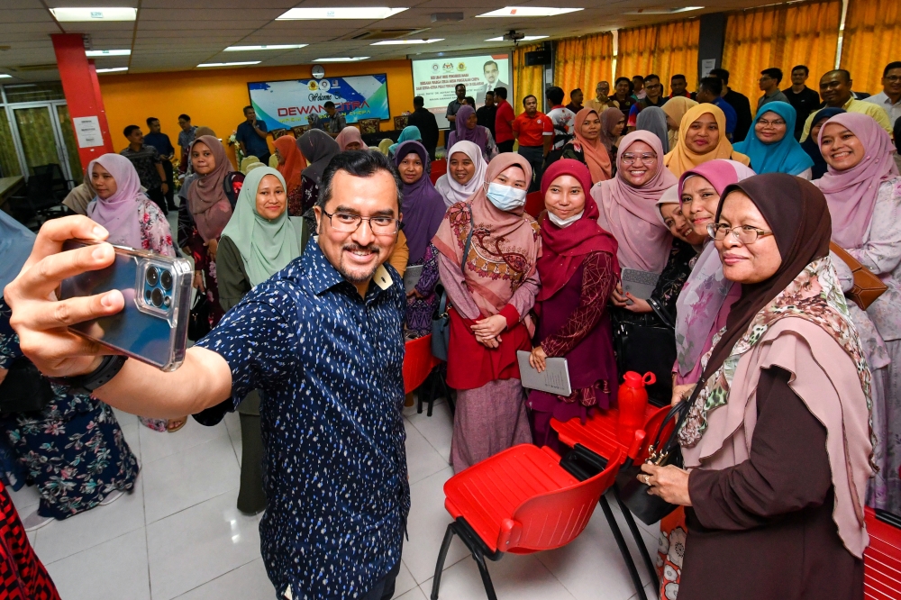 Datuk Asyraf Wajdi Dusuki (pictured left) has been appointed Umno’s new secretary-general. — Bernama file pic