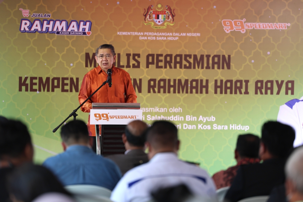 Domestic Trade and Cost of Living Minister Datuk Seri Salahuddin Ayub says three ministries will work together to implement the open payment system on all highways in the country. ― Bernama pic