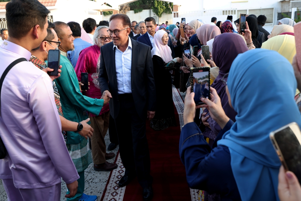 Prime Minister Datuk Seri Anwar Ibrahim (centre) arrives at the Consulate General of Malaysia to break fast with about 200 Malaysians residing Jeddah on the first day of Ramadan March 23, 2023. — Bernama pic