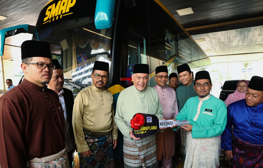 Cuepacs president (third, left) Datuk Adnan Mat says the little Napoleon culture in the public sector is not too significant to have an impact on public service delivery. ― Bernama pic