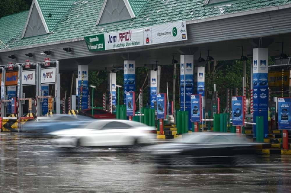 Works Minister Datuk Seri Alexander Nanta Linggi said the additional RFID lanes were originally scheduled to be completed in mid-April, however, the work was completed ahead of schedule. — Bernama file pic