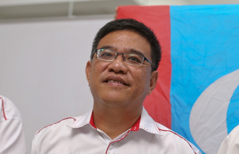 Former DAP Bukit Bendera MP Wong Hon Wai today said that political debates should be based on facts and evidence instead of using fake news and mere slander. — Picture by Sayuti Zainudin