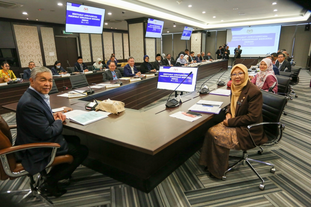 Deputy Prime Minister Datuk Seri Dr Ahmad Zahid Hamidi (left) chairing the Cabinet Committee Meeting on Dengue in Parliament March 28, 2023. Also seen is the Minister of Health, Dr Zaliha Mustafa (right). — Bernama pic